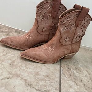 Shu Shop brand star boots sz 6